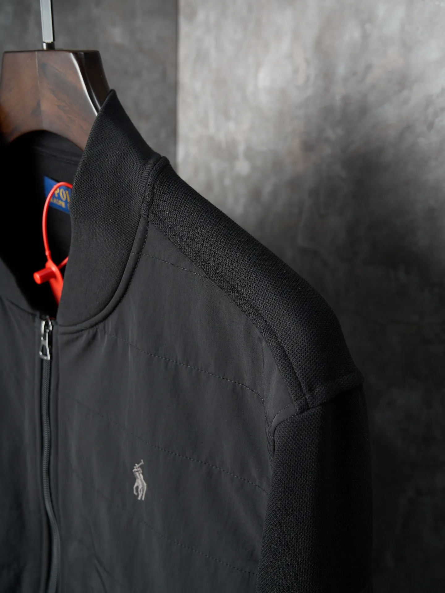 P500 Actual auction】Ralph Lauren/Ralph Lauren embroidered pony logo zipper baseball collar cotton jacket [Ready stock] S M L The hidden pocket on the left sleeve is hidden in the shape. The collar chain linkage layered design is effortlessly advanced. The golden ratio of lightness and warmth. Warm but not heavy. Heavy but not stiff. Uses imported machine embroidery technology. Uses advanced computer control systems and precision mechanical components to realize the iconic pony embroidery operation. High precision. The lines are smooth and delicate. Needle and shuttle splicing technology can make full use of the respective advantages of knitted fabrics and woven fabrics. By choosing the appropriate sewing process and stitches, the splicing parts can be ensured to be strong and beautiful. Template machine bag opening. The preset template guides the position, shape and size of the bag opening. The accuracy ensures the quality of the bag opening effect and the loose version.
